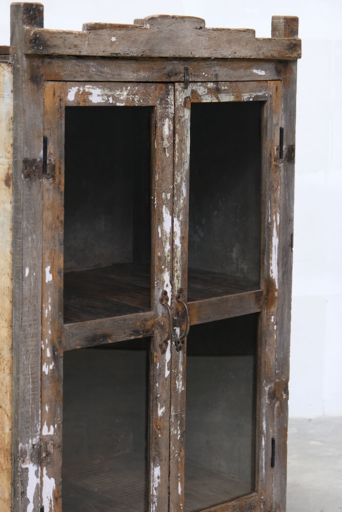 Trademark Living Vitrineskab med metalbeklædning