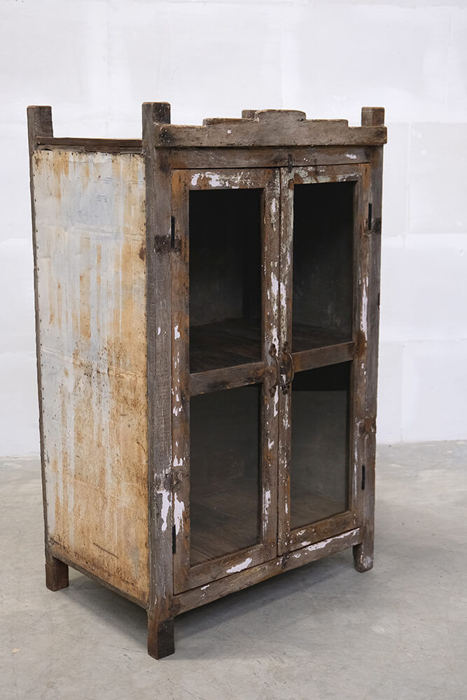 Trademark Living Vitrineskab med metalbeklædning