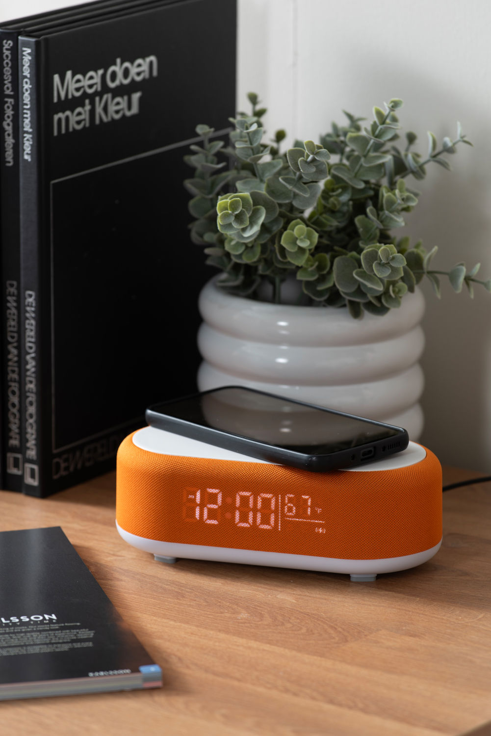 Karlsson Vækkeur Vogue w. telefonoplader og blå tand lys orange