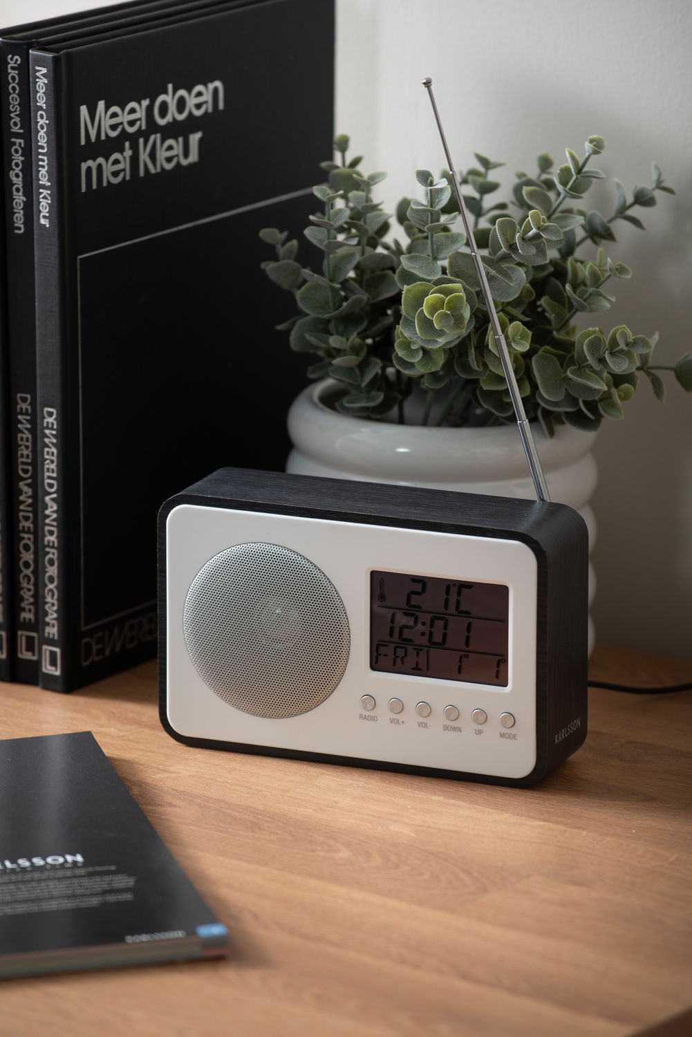 Karlsson Vækkeur FM Radio sort finer
