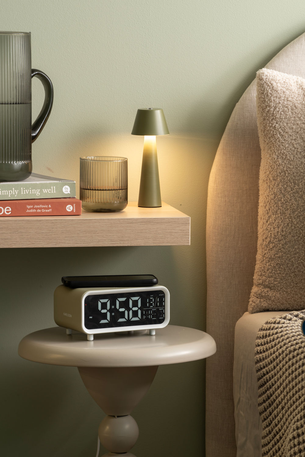 Karlsson Vækkeur Chunky LED m. telefonoplader te grøn