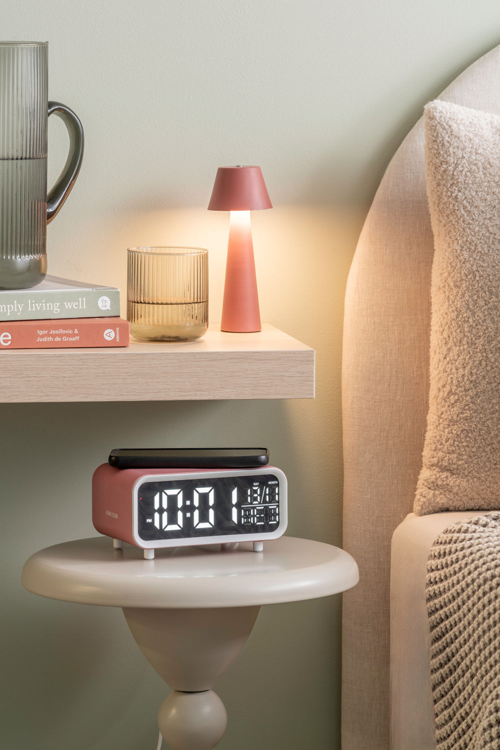 Karlsson Alarm clock Chunky LED w. phone charger rose tan