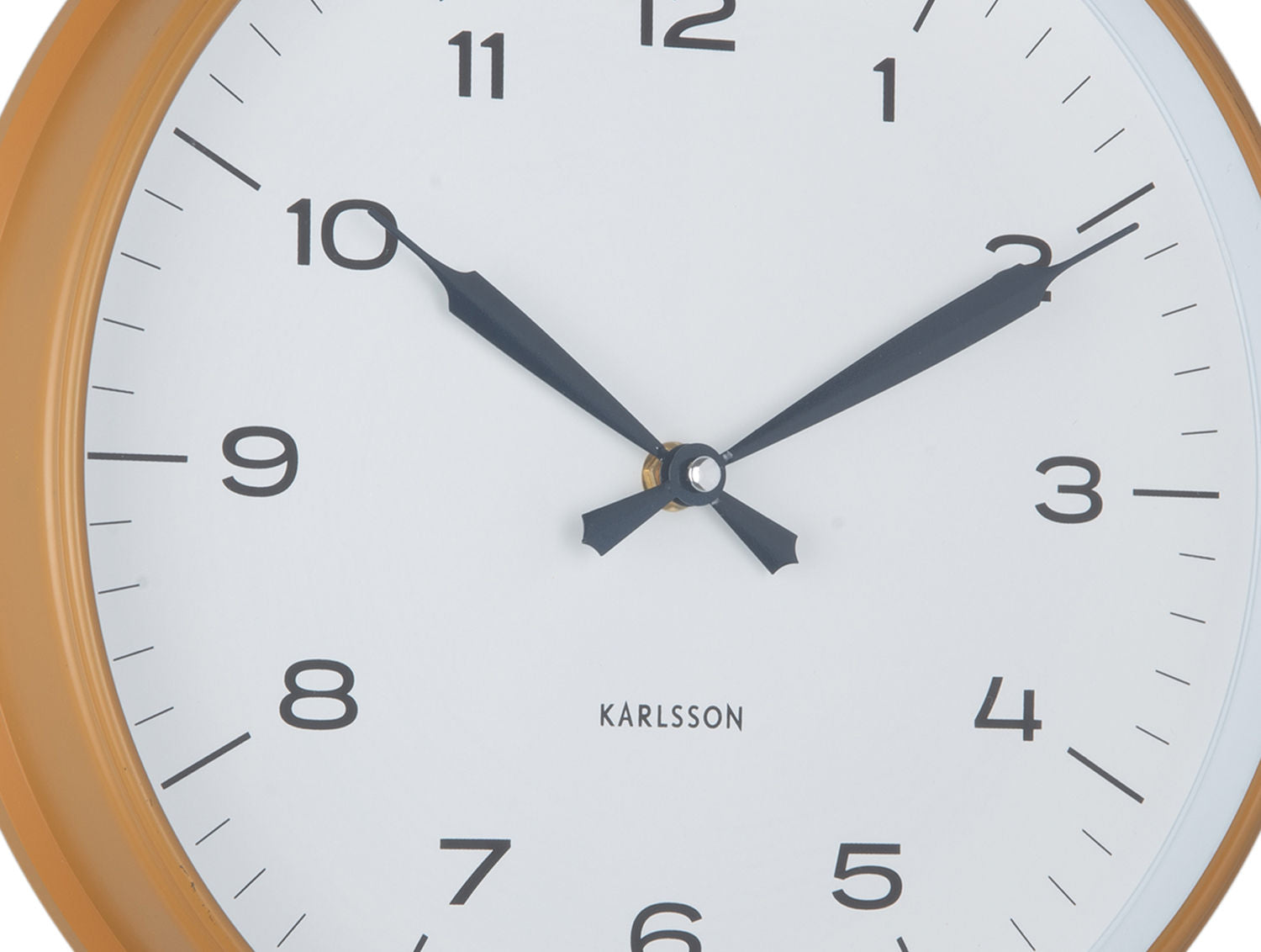 Karlsson Vægur Modern Factory okkergul m. mørkeblå