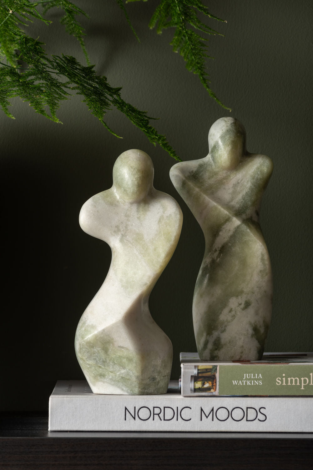 Present Time Statue Mand abstrakt marmor Himalaya grøn