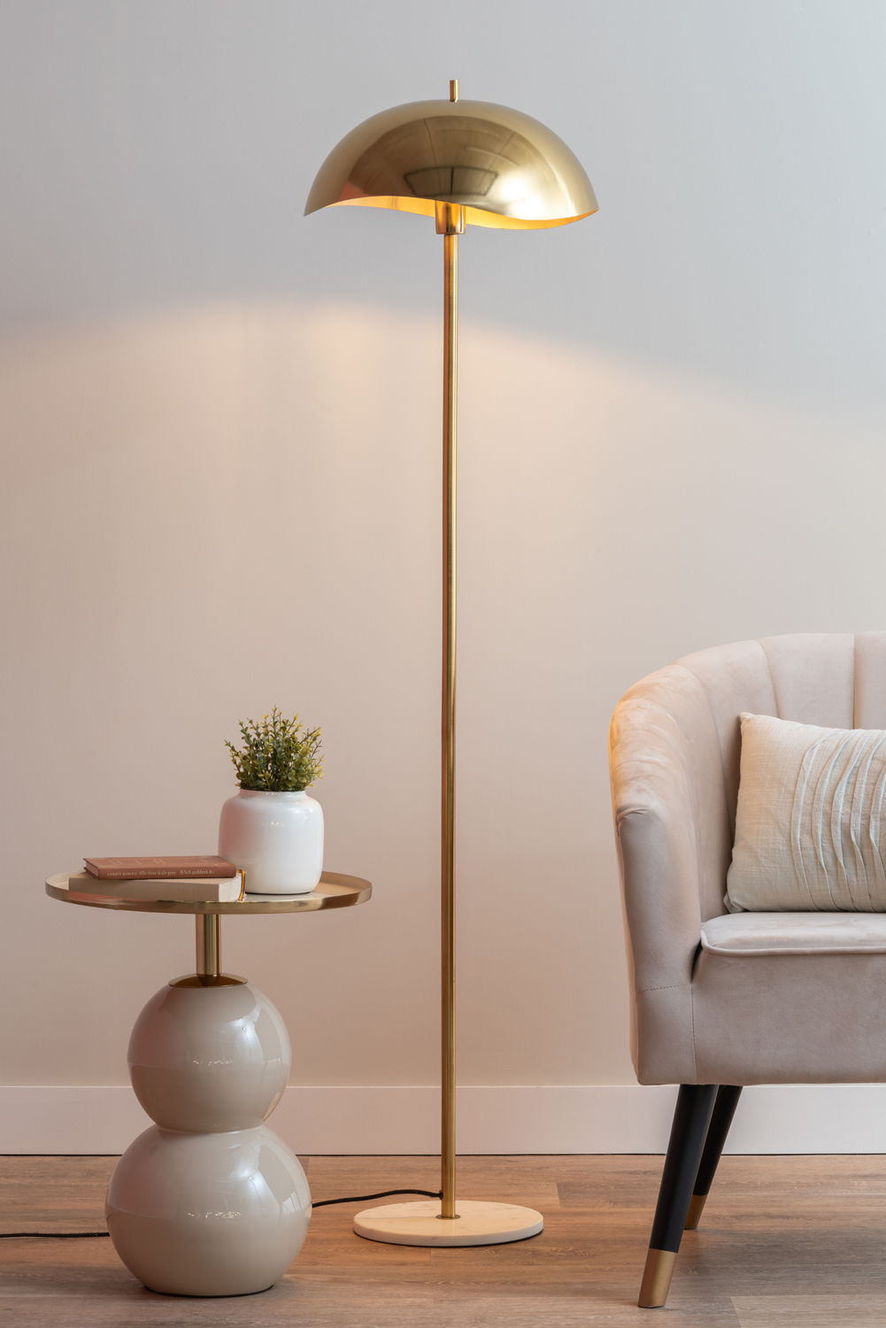 Leitmotiv Gulvlampe Waved børstet forgyldt