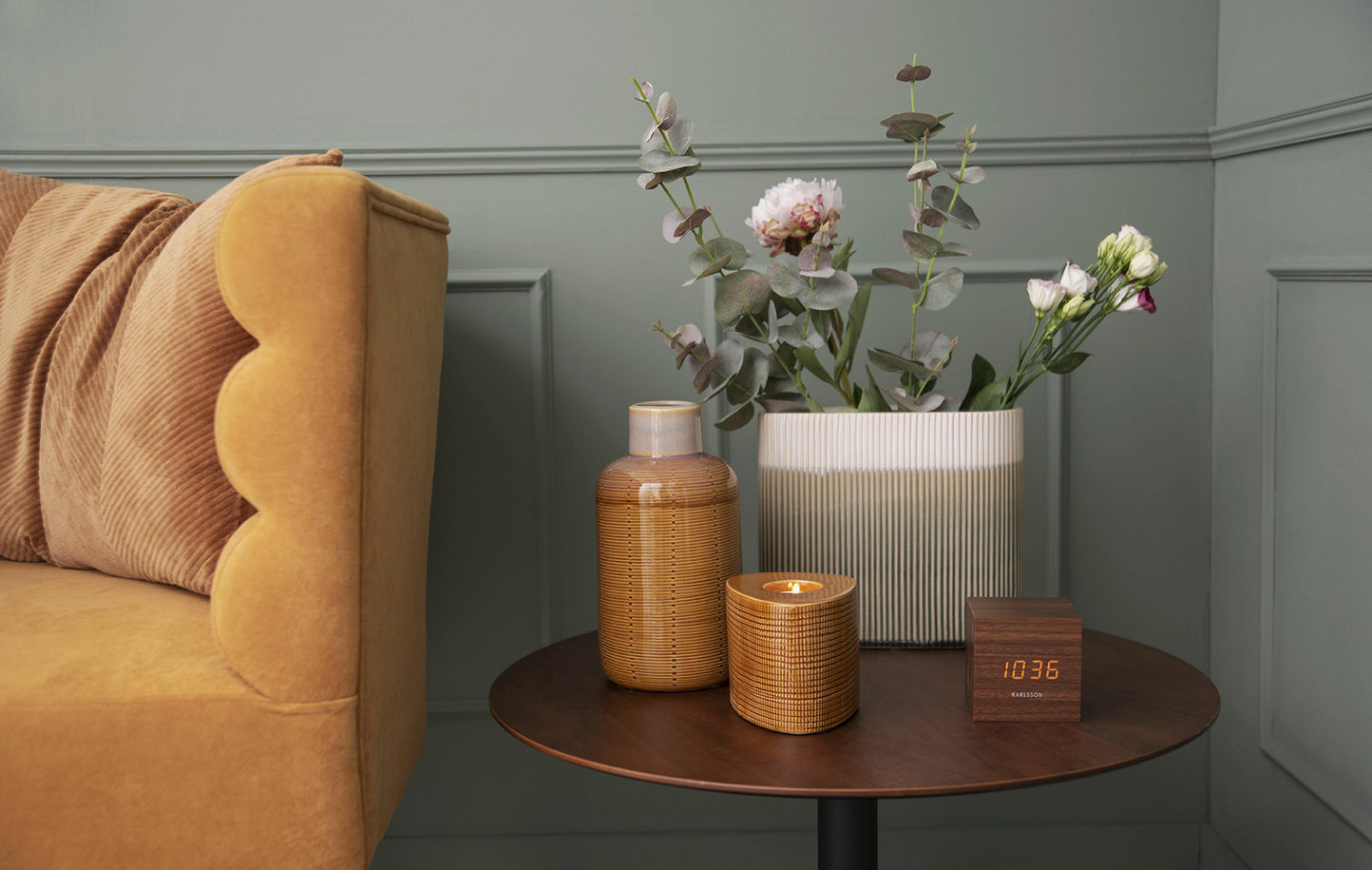 Karlsson Vækkeur Blok mørk træfiner, hvid LED