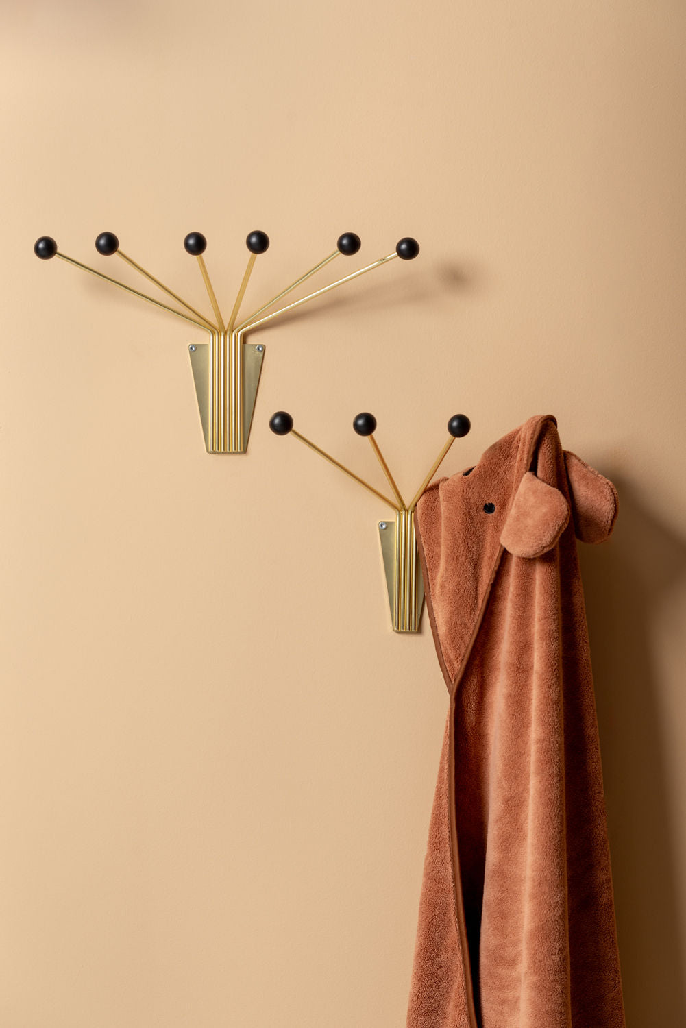 nutid Hattehylde Neptun guld m. sorte kugler store