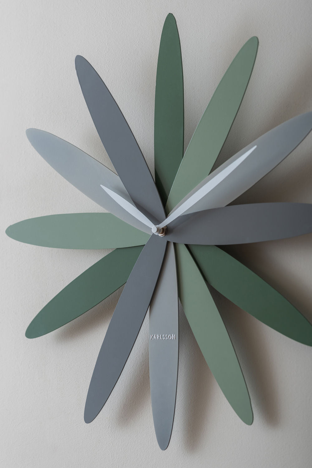 Karlsson Vægur Bloom metal grønne toner