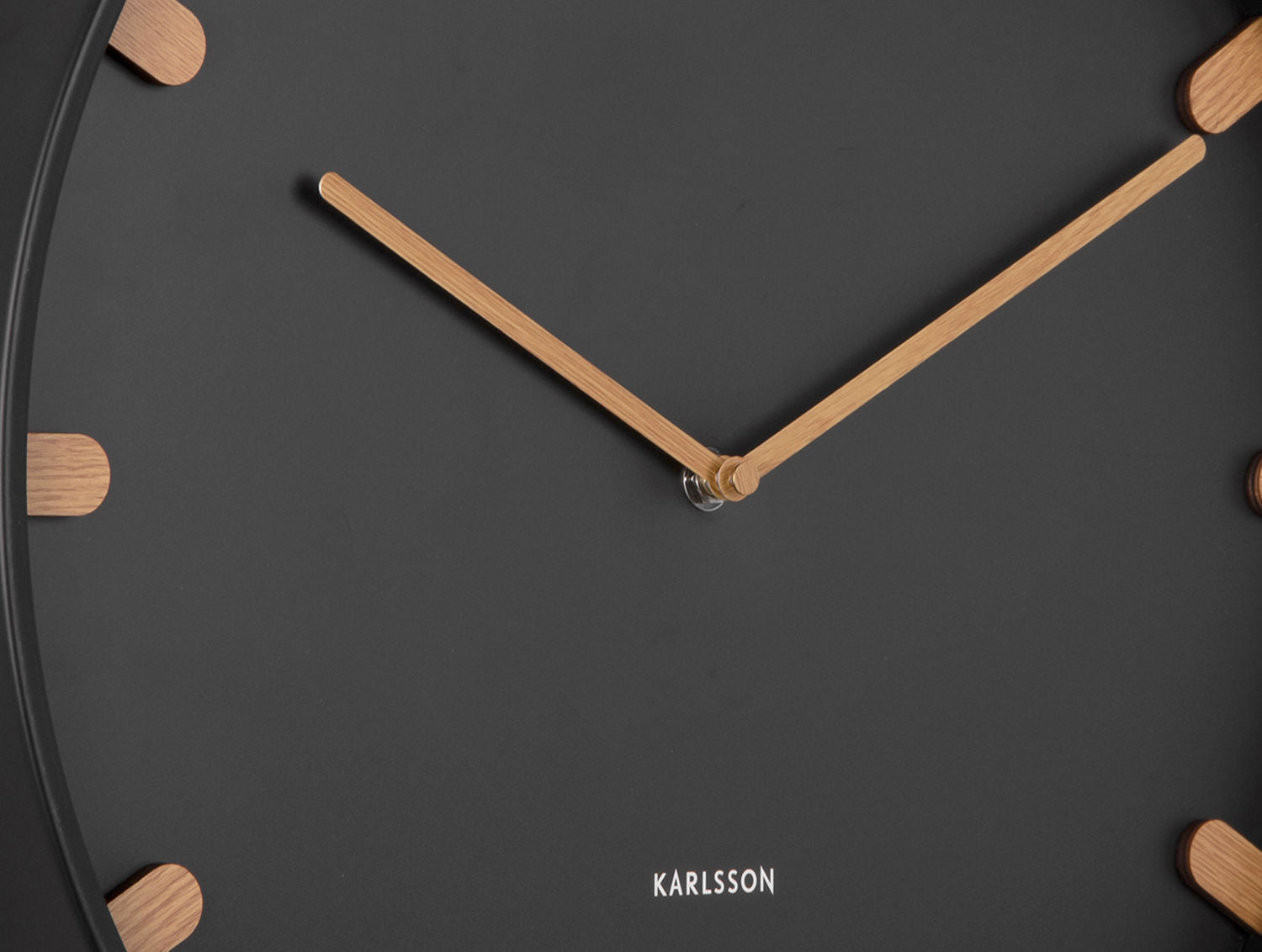 Karlsson Vægur Grace metal sort