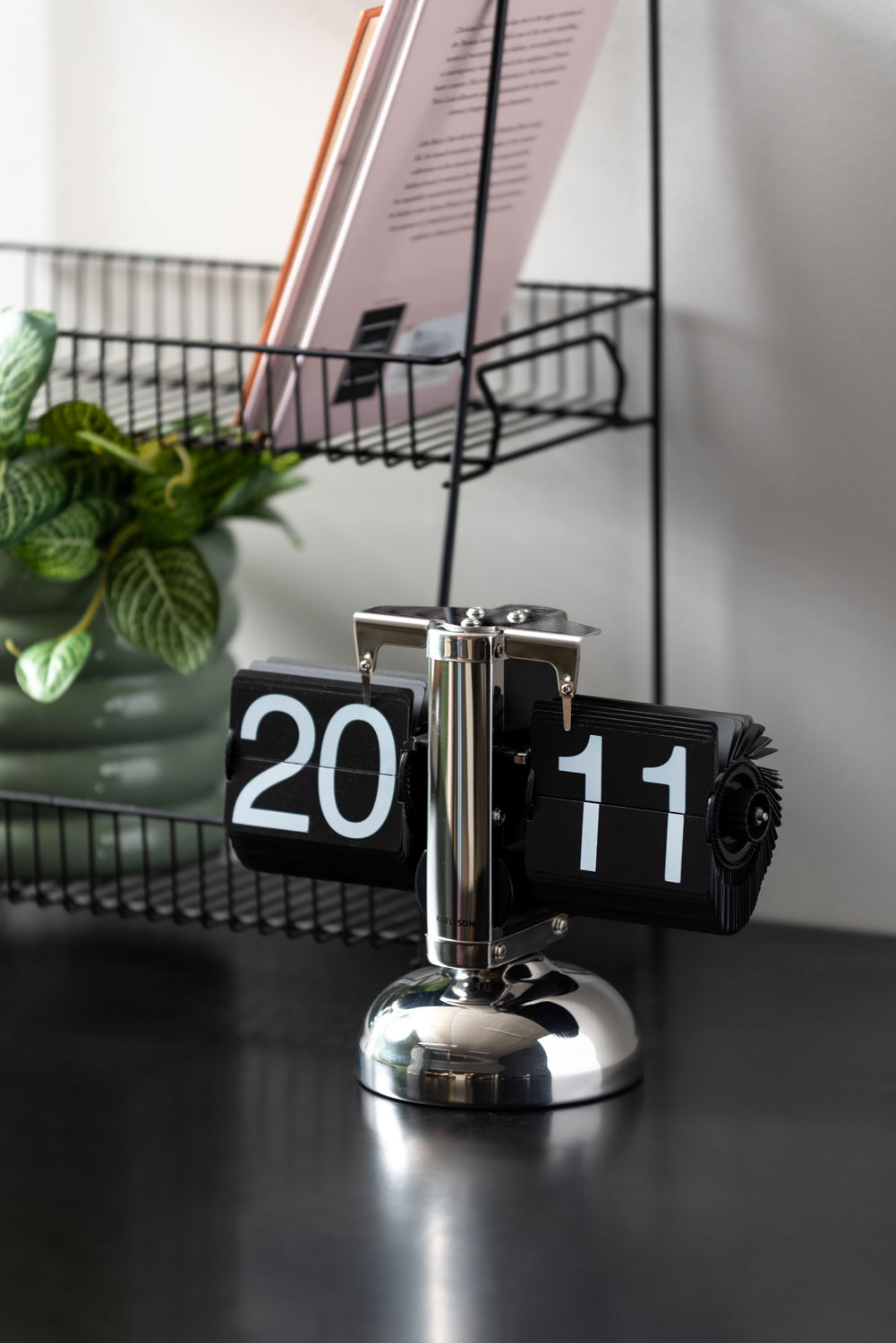 Karlsson Bordur Small Flip krom med sorte flips