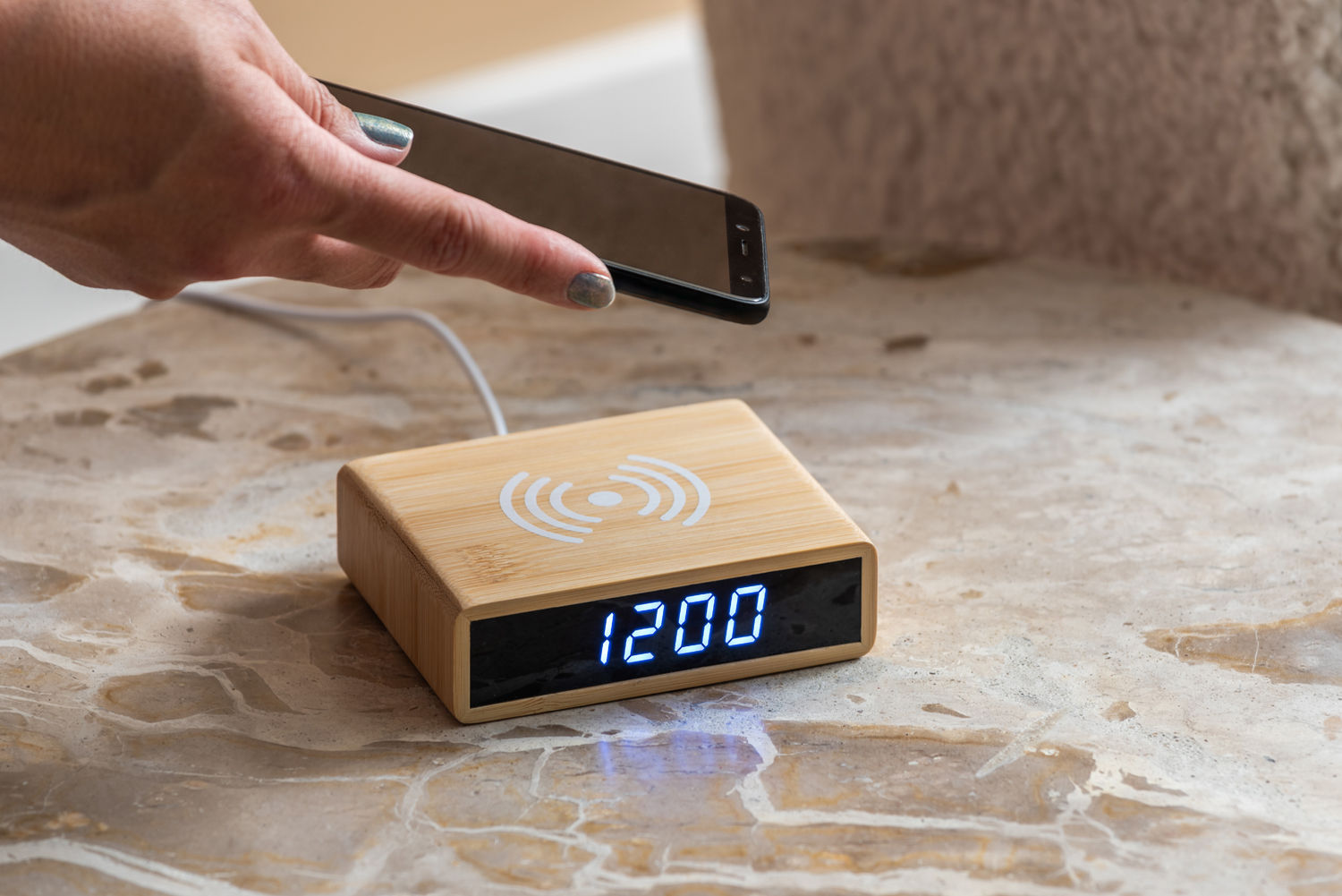 Karlsson Vækkeur Flat m. telefon oplader LED bambus