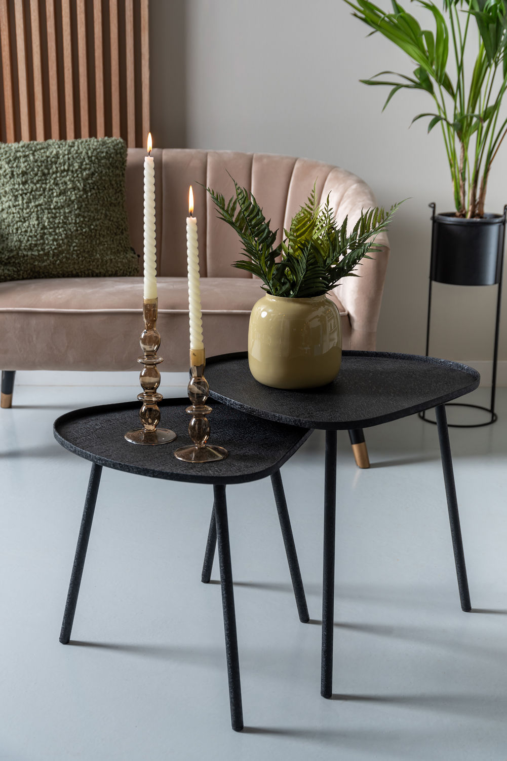 Leitmotiv Sidebord Boaz jern tekstureret sort