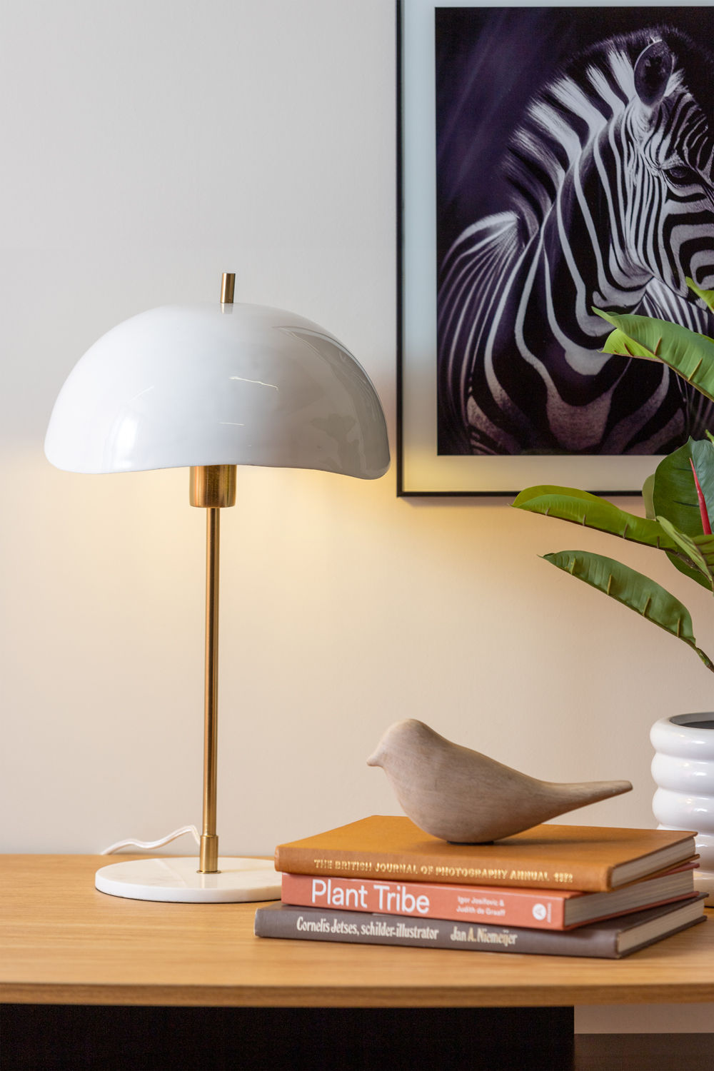Leitmotiv Bordlampe Waved Dome emalje hvid