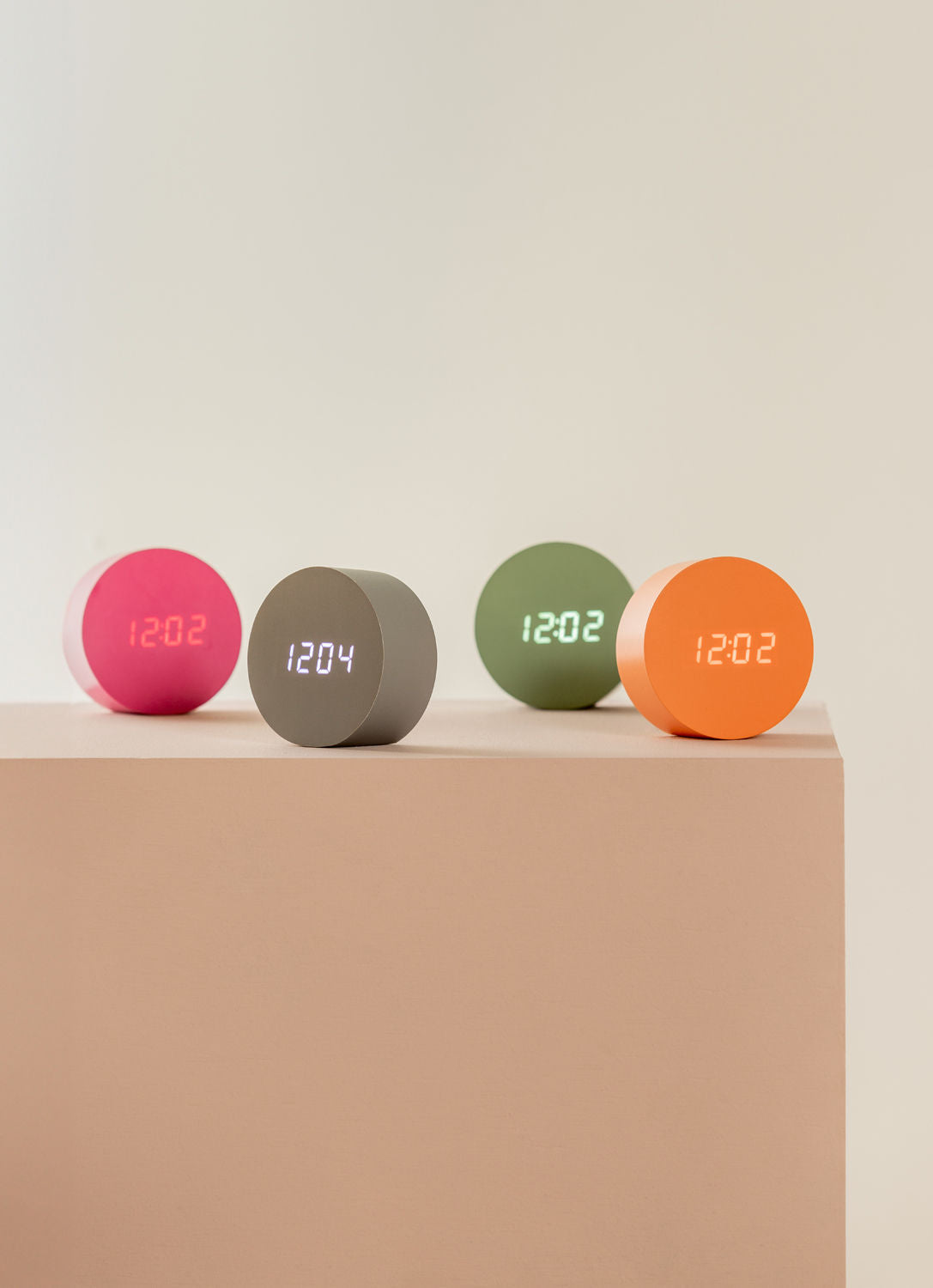 Karlsson Vækkeur Spry rund LED lys pink