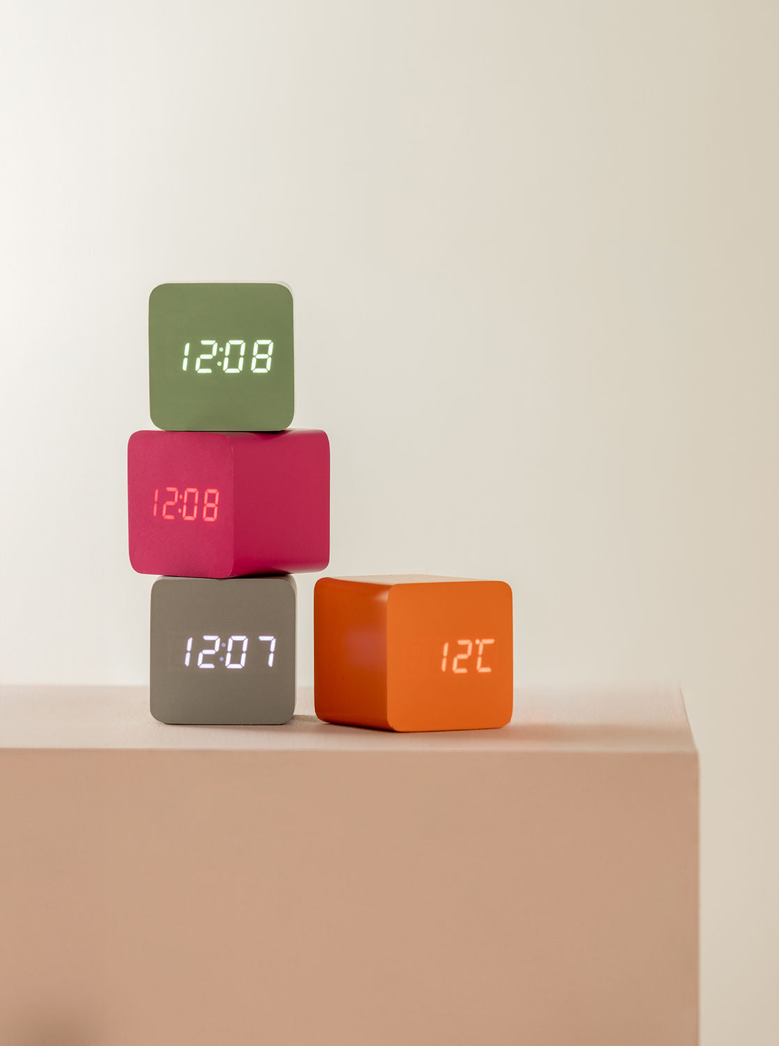 Karlsson Vækkeur Spry firkantet LED lys pink