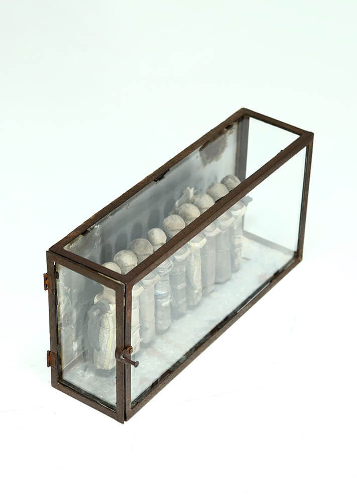 Trademark Living Glasmontre med dukker