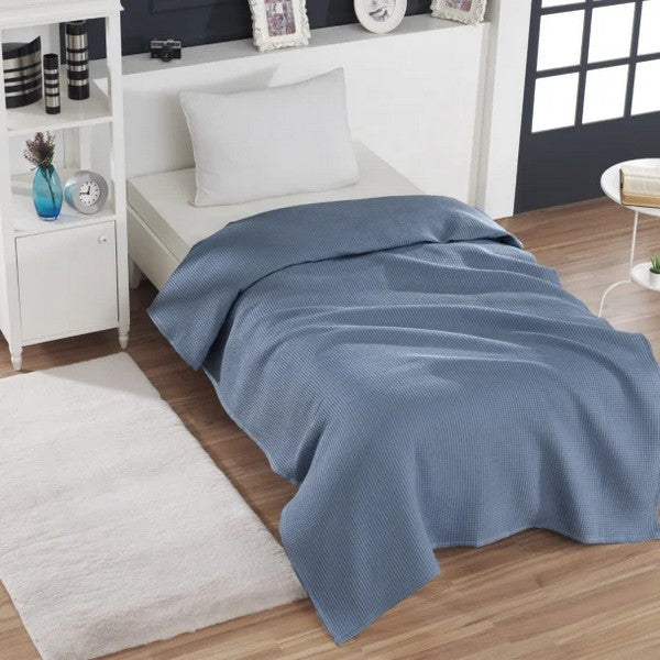 By Skagen sengetæppe Waffle 140 x 220 cm mørkeblå