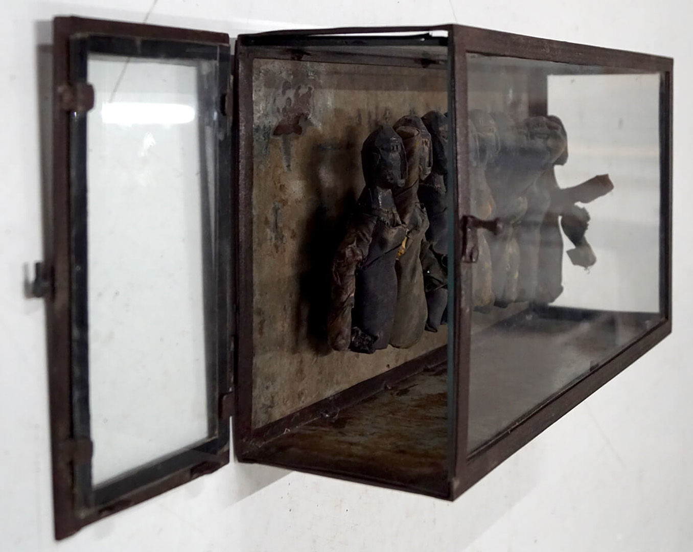 Trademark Living Glasmontre med dukker
