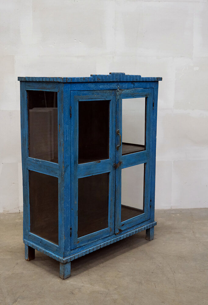 Trademark Living Charmerende vitrineskab med smuk blå farve