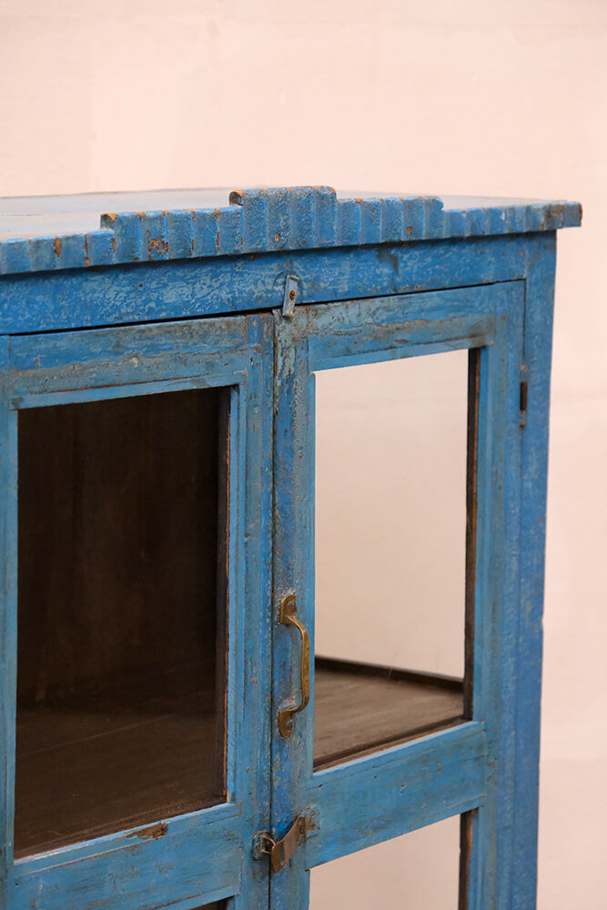 Trademark Living Charmerende vitrineskab med smuk blå farve