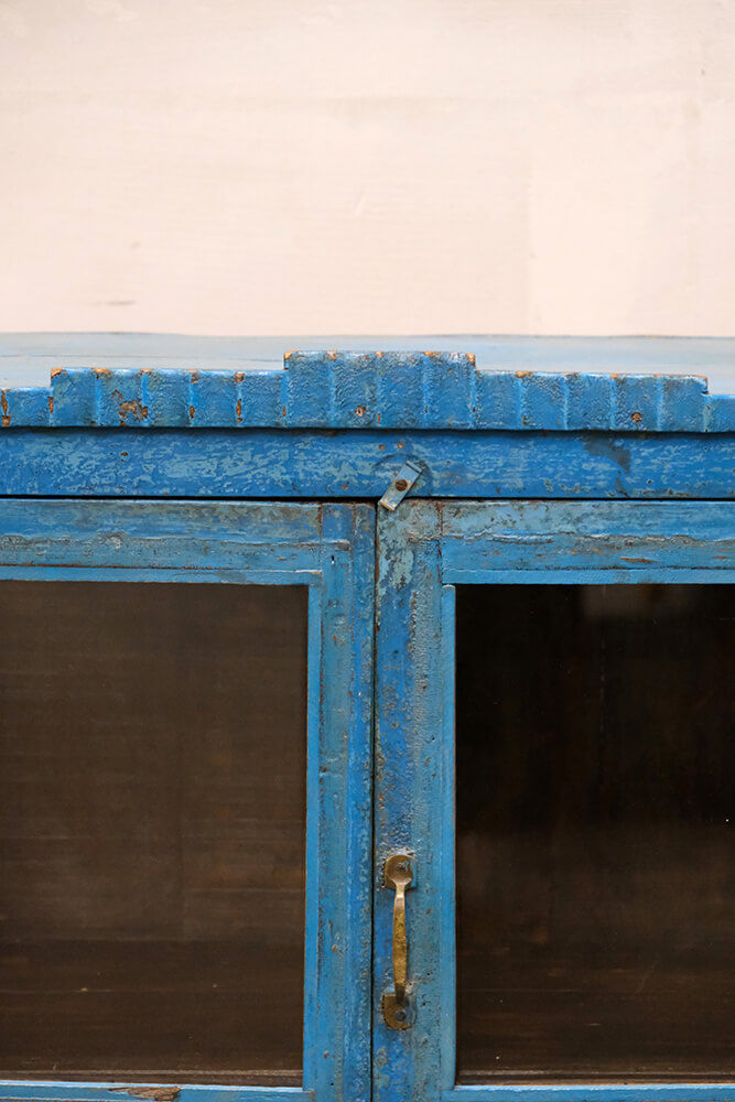 Trademark Living Charmerende vitrineskab med smuk blå farve