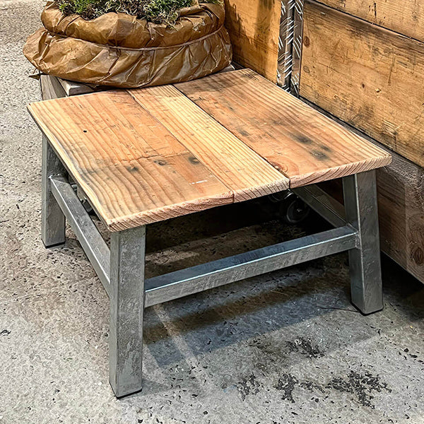 Galvaniseret havebord Loungebord 50x50x30 cm m/top af genbrugstræ