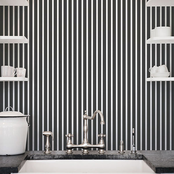 Tapet små striber i sort 0,53x10 meter