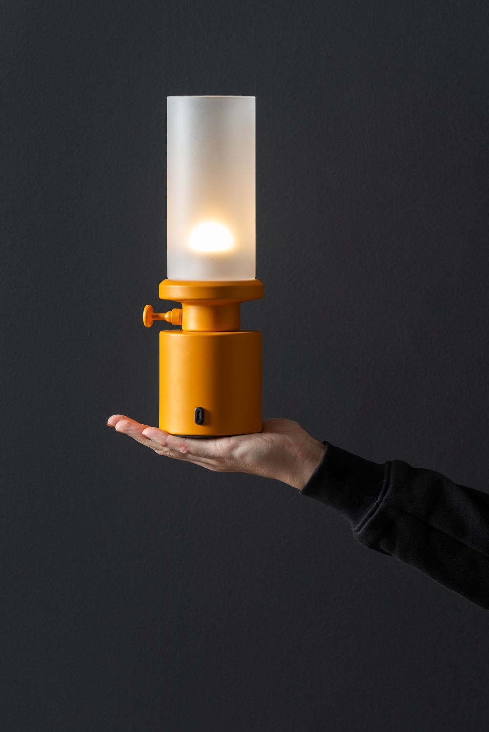 Leitmotiv Bordlampe Camp LED jern okkergul