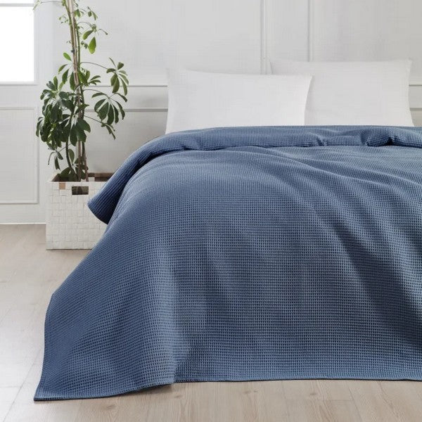 By Skagen sengetæppe Waffle 240 x 260 cm mørkeblå