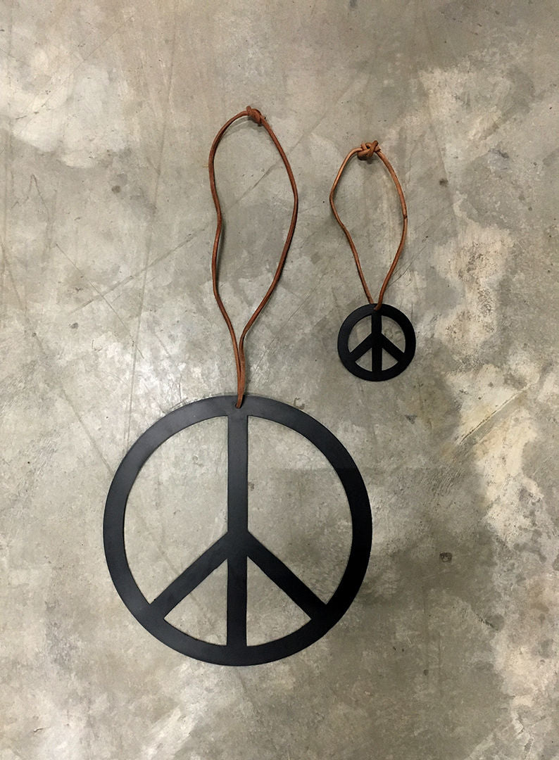 Trademark Living Peace tegn i lædersnor - small