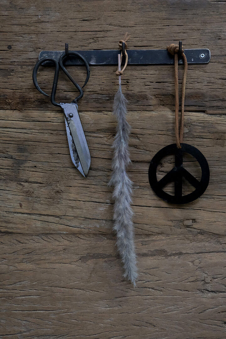 Trademark Living Peace tegn i lædersnor - small