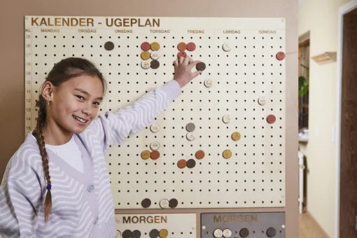 Pernille Piktogram ugekalender 102x75cm grå tavle m. grå, brun, gul og birkfarvet brikker